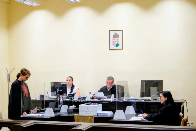Közokirathamisítás és hűtlen kezelés vádjával tárgyalta a Pécsi Járásbíróság Biró Károly, Kozármisleny polgármesterének ügyét 2024. május 21-én – Fotó: Güth Ervin / Telex