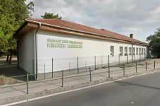 Ollóval és ceruzával támadt osztálytársaira egy másodikos gyerek Székesfehérváron
