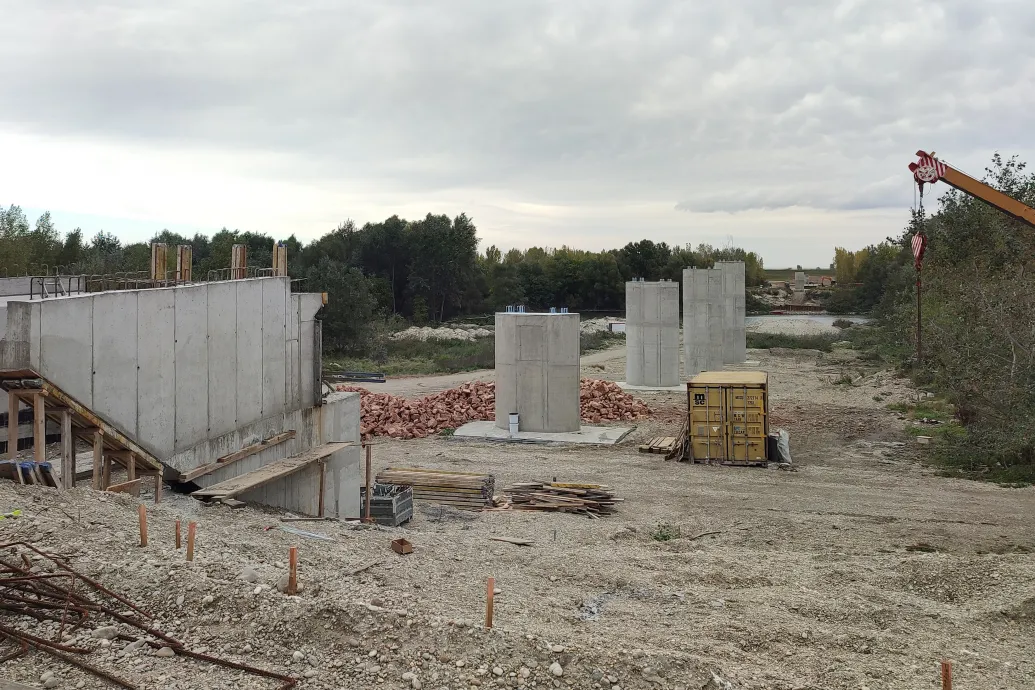 Mostanra át kellett volna adni, de leállt a szigetközi Duna-híd építése