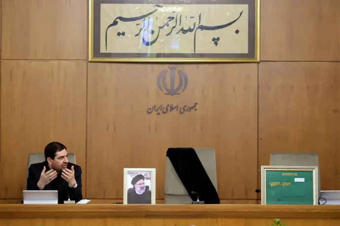 Mohamad Mokhbar ideiglenes iráni államfő elnököl a 2024. május 20-i kabinetülésen, mellette a néhai elnök üres széke és portréja – Fotó: Iranian Presidency / AFP