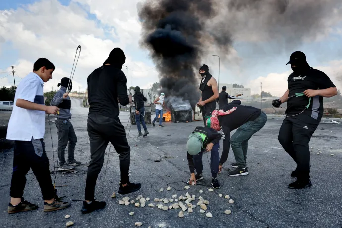 Palesztinok kövekkel dobálják az izraeli katonákat a ciszjordániai Ramallahban 2023. október 18-án tiltakozásul a gázai baptista kórház elleni támadás miatt – Fotó: Thomas Coex / AFP