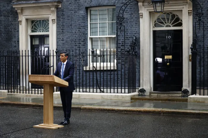 Rishi Sunak a brit miniszterelnöki hivatal, a Downing Street 10. előtt – Fotó: Benjamin Cremel / AFP