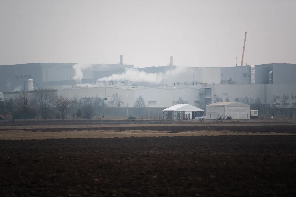 Kormányhivatal: Félreértés, hogy a környezethasználati engedély elvesztése miatt nem működhetne a gödi Samsung