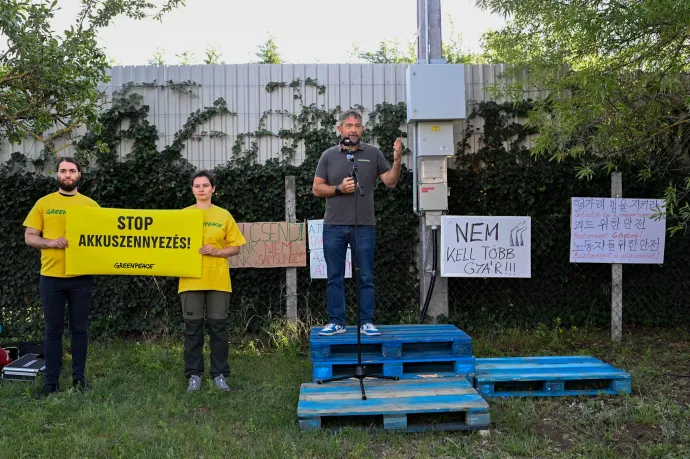 Simon Gergely, a Greenpeace Magyarország vegyianyag-szakértője beszédet mond a Samsung gödi gyárához szervezett tüntetésen 2024. május 22-én – Fotó: Bődey János / Telex