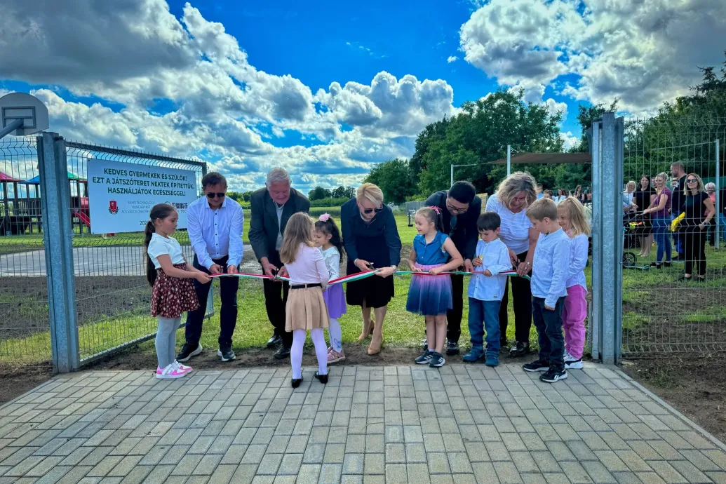 Vidéki idill: gyerekekkel és Czunyinéval avatott új játszóteret Ácson a katódgyárat építő kínai cég