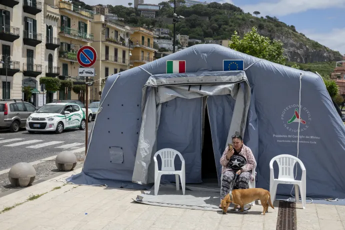 Helyi lakos a mentőszolgálat sátrában Pozzuoliban, Olszország Campania régiójában, Nápoly megyében 2024. május 21-én, miután előző este 4,4-es erősségű földrengés sújtotta a területet – Fotó: Anadolu / AFP