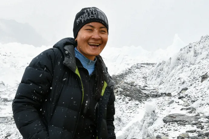 Rekordgyorsan, 14 és fél óra alatt mászta meg a Mount Everestet egy női serpa