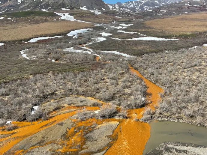 Az alaszkai Kugororuk folyó narancssárga mellékfolyója – Fotó: Josh Koch / U.S. Geological Survey