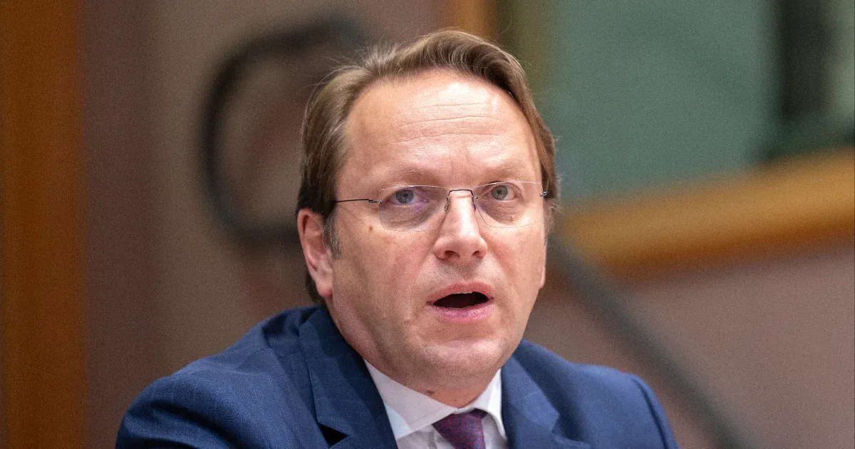 A Fico-merénylettel példálózott, újra szerencsétlen mondat miatt magyarázkodik a magyar EU-biztos