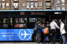 A fiatalok több mint fele legszívesebben elköltözne Magyarországról