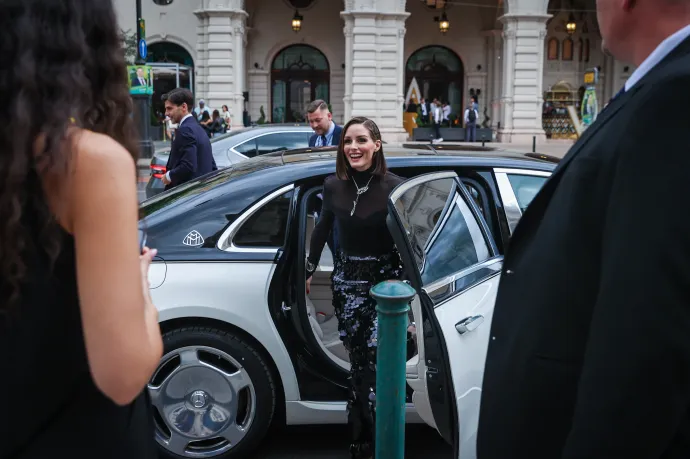 A Mercedes-Maybach járműből kiszálló Olivia Palermo – Fotó: Huszti István / Telex