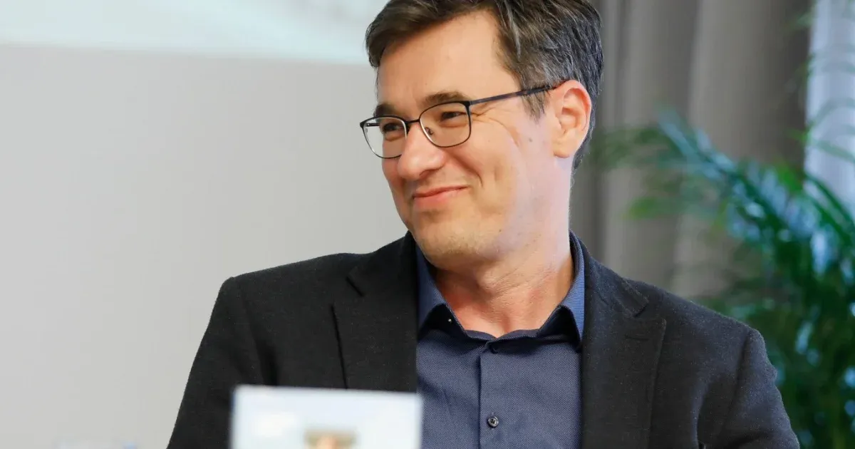 Szentkirályi és Vitézy visszalépéséről kérdez a Fidesz kedvenc témáit pörgető közvélemény-kutató