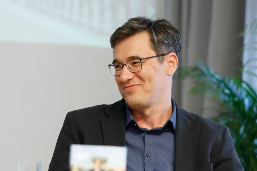 Szentkirályi és Vitézy visszalépéséről kérdez a Fidesz kedvenc témáit pörgető közvélemény-kutató