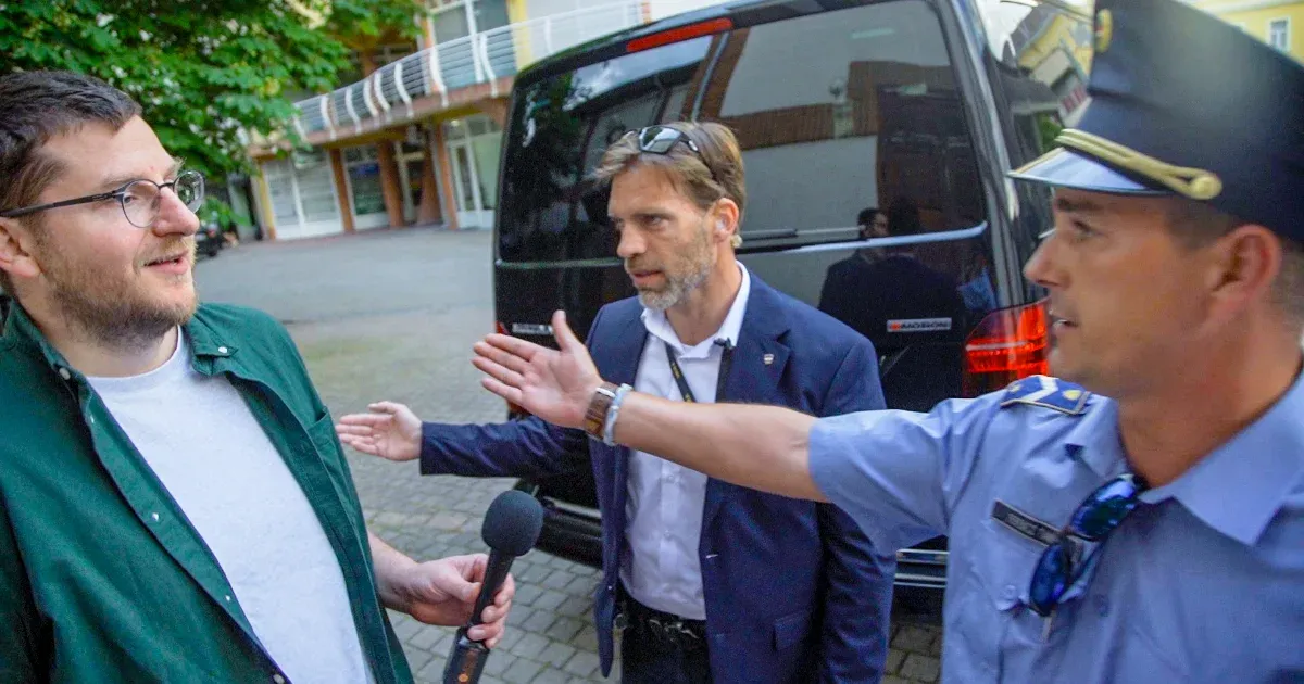 Rendőröket küldött ránk a TEK, hogy Szijjártó elmenekülhessen a kérdéseink elől