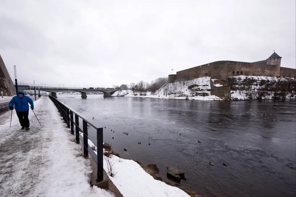 Az oroszok eltüntették a Narva folyóra kihelyezett észt–orosz határt jelző bóják felét