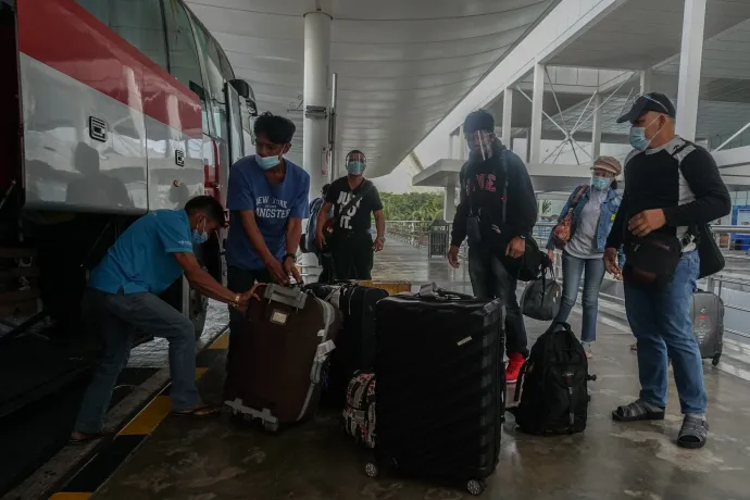 Tengerentúli filippínó munkavállalók érkeznek haza Manilába 2020 decemberében – Fotó: Dante Diosina Jr / Anadolu Agency / Getty Images