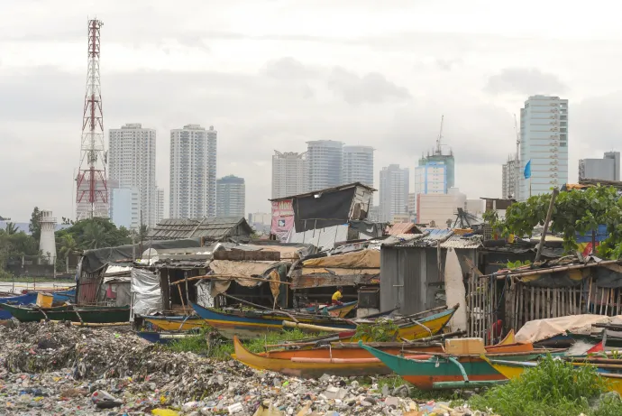 Manila egyik nyomornegyede háttérben a belváros felhőkarcolóival 2019. júliusában – Fotó: Artur Widak / NurPhoto / Getty Images