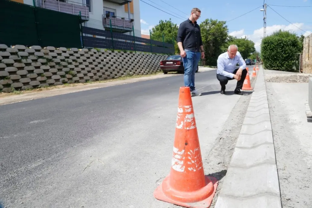 Mindenkit leköröz útburkolatnézésben a pécsi polgármester, de ez sem elég egy fideszes képviselő szerint