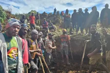 Több mint 300 embert temetett maga alá egy földcsuszamlás Pápua Új-Guineában