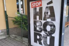 A szülők kérésére áthelyezik a kormány háborús plakátját egy piliscsabai iskola bejárata mellől