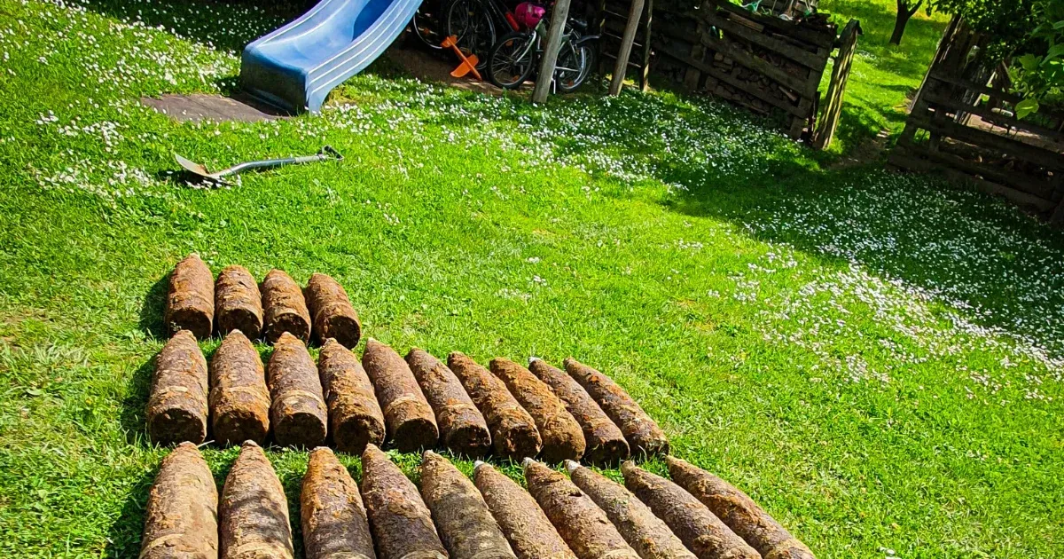 Másfél tonnányi robbanótestet ástak elő egy piliscsabai családi ház kertjéből