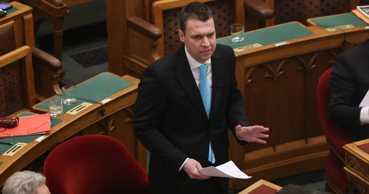 Összecsinálta magát a háborús plakátot áthelyeztető polgármester Menczer Tamás szerint