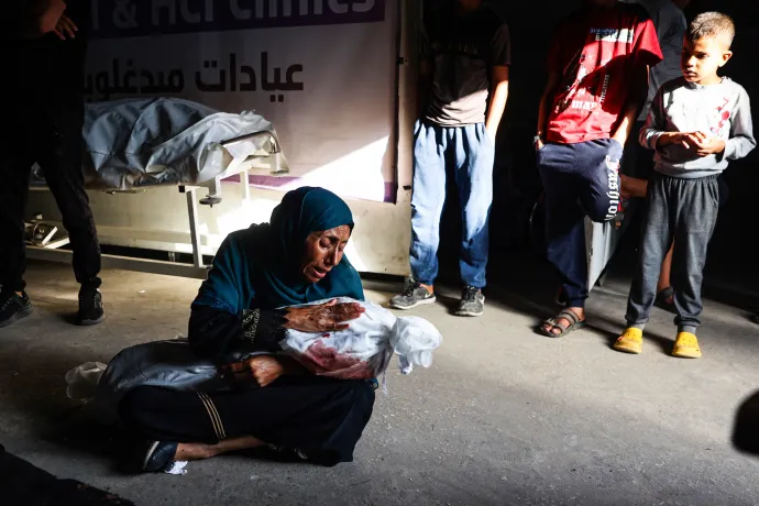 Anya fogja gyermeke holttestét a menekülttáborban – Fotó: Eyad Baba / AFP or licensors