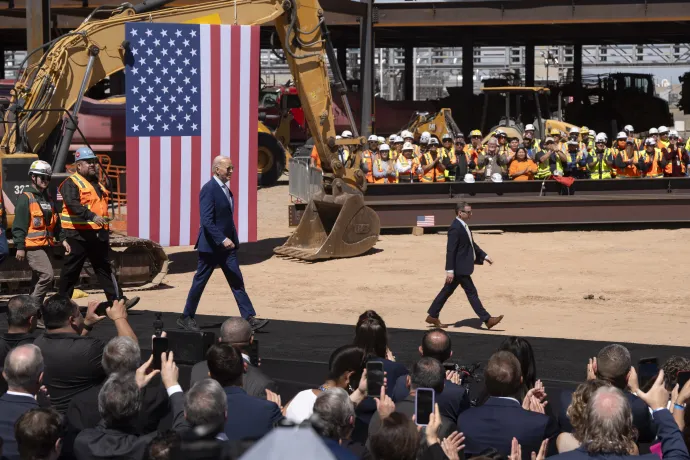 Joe Biden az Intel egyik az amerikai állam által támogatott beruházásának építkezésén – Fotó: Rebecca Noble / Getty Images