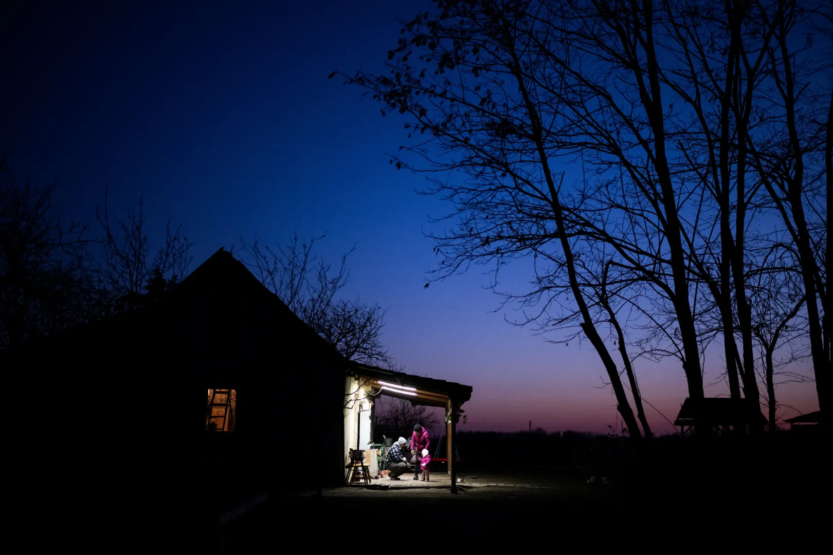 A spring evening at the farm of László Kemencei and Cintia Mnyere near Ladánybene in March 2024 – Photo: Márton Mónus / Reuters