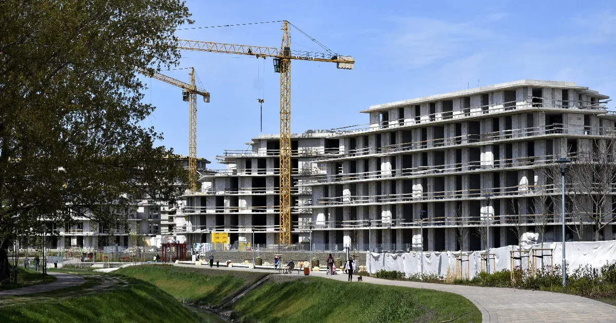 Kevés az új lakás, mégis egyre nagyobb arányban laknak a sajátjukban a magyarok – miért?