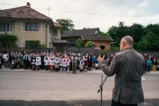 Bár a jogvédők szerint árt, az RMDSZ is felhasználja a gyerekeket a kampányában