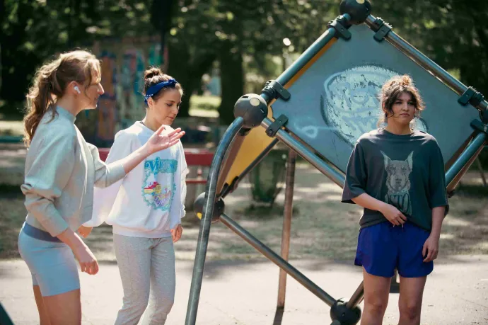 Herendi Gábor új filmjében megmutatja, milyen lehet egy urnával a hátizsákban maratont futni