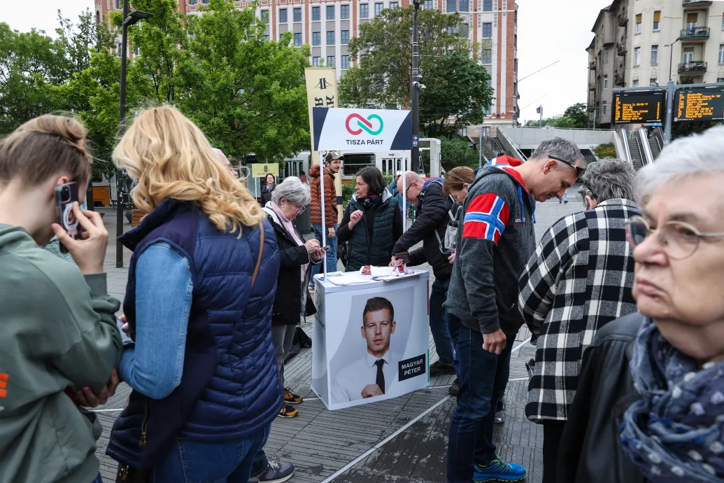 Az utolsó bohóc emojit is Magyar Péter írja a Megafon posztjai alá hajnalban, de már van mögötte egy láthatatlan csapat