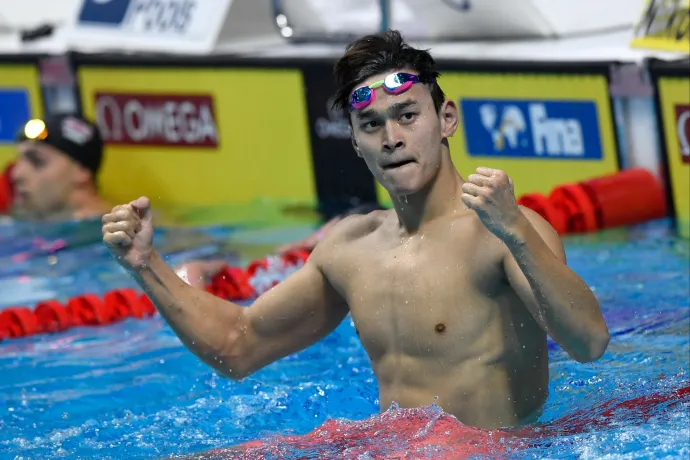 Négy év után visszatér a kínaiak doppingvétség miatt eltiltott olimpiai bajnok úszója