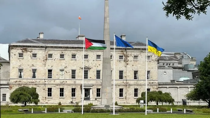 Az uniós és az ukrán lobogó mellett felhúzták a palesztin zászlót is az ír parlament épülete, a Leinster House elé Fotó: RTE Twitter-oldala