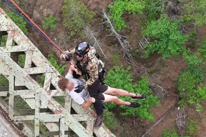 Százhúsz métert szánkázott lefelé egy kanyon oldalában, karcolásokkal megúszta az amerikai férfi