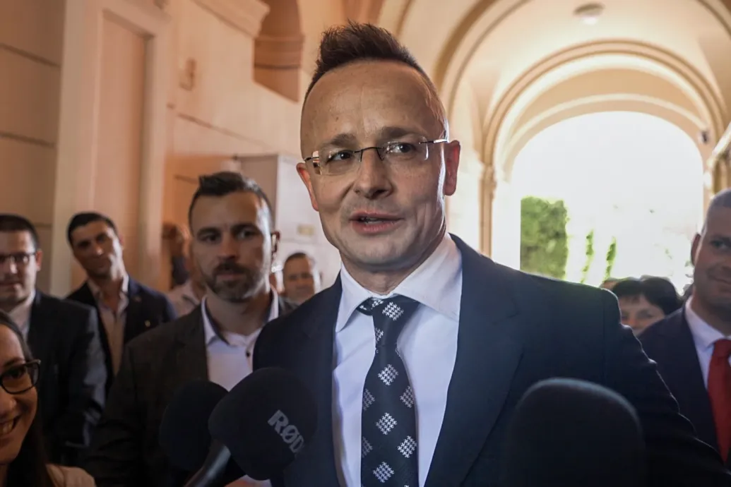 Szijjártó: Az sms-en kívül nem sok mindenre vagyok képes