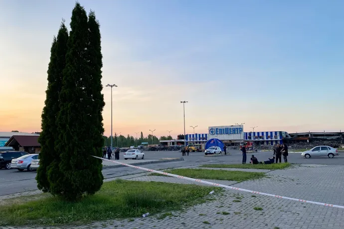 Tűzoltók és rendőrök a bevásárlóközpont lezárt parkolójában – Fotó: Molnár Réka / Telex