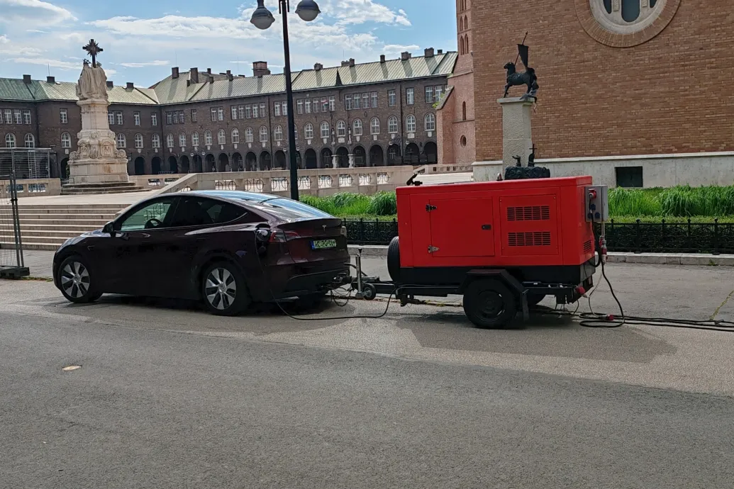 Dízel áramfejlesztővel töltöttek egy Teslát Szegeden, csak közben minden más volt, mint aminek látszott