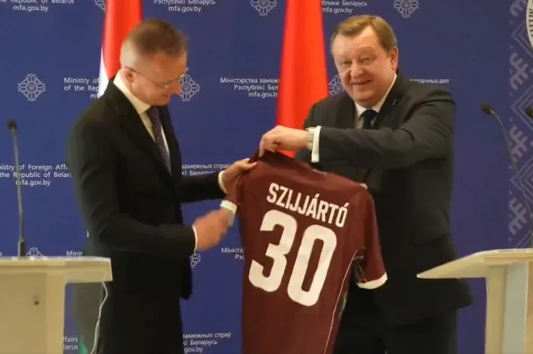 A hekkerbotrány közepén Szijjártó Minszkben építi a kapcsolatokat Oroszország háborút szövetségesével