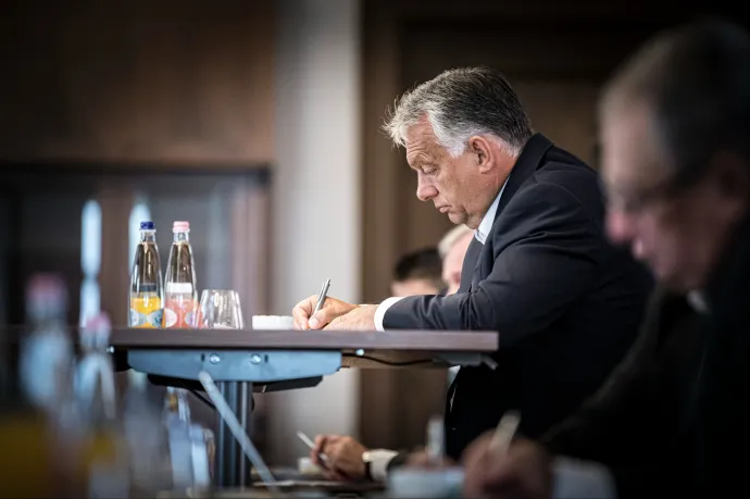 Orbán Viktor több millió magyarnak ír levelet, fideszes aktivisták fogják kézbesíteni