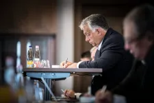 Orbán Viktor több millió magyarnak ír levelet, fideszes aktivisták fogják kézbesíteni