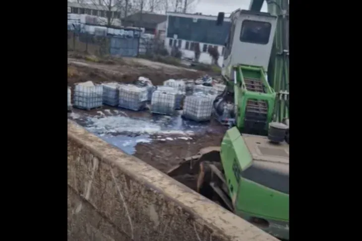 A talajra ömlött a mosószer az Éltex hajdúhadházi telephelyén, a cég szerint a környéken élő szegények csapolják a tartályaikat