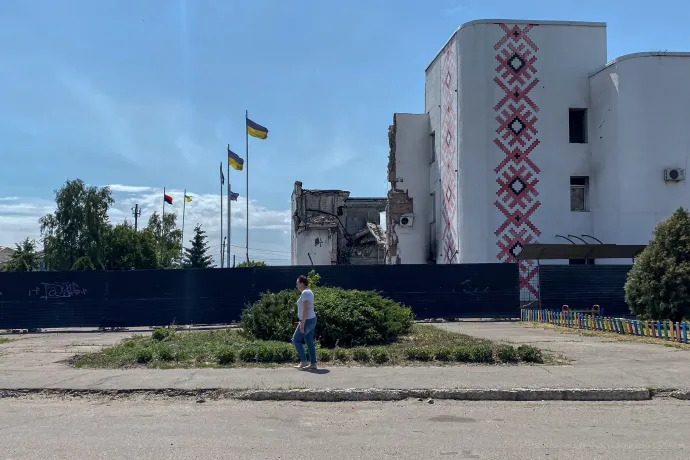 A lebombázott művelődési ház Derhacsiban és egy helyi férfi Kozacsa Lopanyban, aki a pincéjében húzta meg magát – Fotó: Molnár Réka / Telex