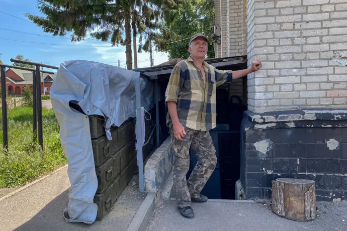 A lebombázott művelődési ház Derhacsiban és egy helyi férfi Kozacsa Lopanyban, aki a pincéjében húzta meg magát – Fotó: Molnár Réka / Telex