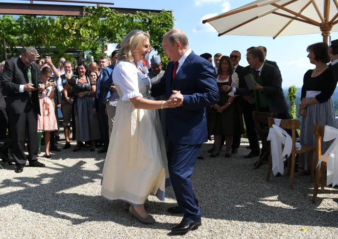 Karin Kneissl és Vlagyimir Putyin orosz elnök táncol az osztrák külügyminiszter esküvőjén az ausztriai Gamlitzban 2018. augusztus 18-án – Fotó: Roland Schlager / APA / AFP
