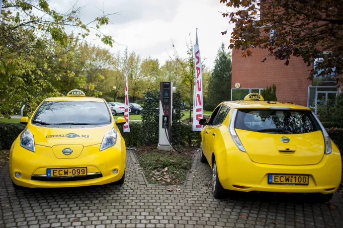 Első generációs Nissan Leafek Budapest első elektromos autók és taxik villámtöltésére alkalmas e-taxi-drosztjánál, az óbudai Graphisoft Parkban – Fotó: Marjai János / MTI