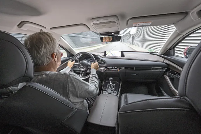 A házikó gomb hosszú lenyomásával megnyílik az Apple CarPlay/Android Auto (lent). A belső térben rengeteg a bőr és a kiváló minőségű anyag (fent) – Fotó: Achim Hartmann / autóMAGAZIN