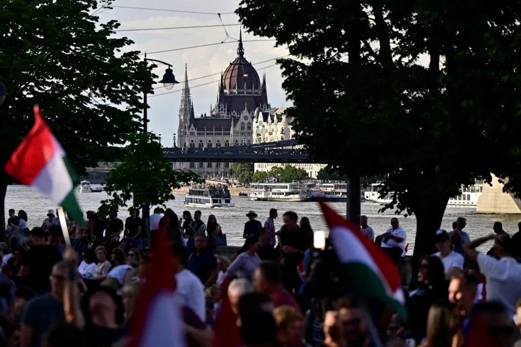 Magyar Péter rendőrökkel vitetné el a DK-sokat a Várkert Bazár elől