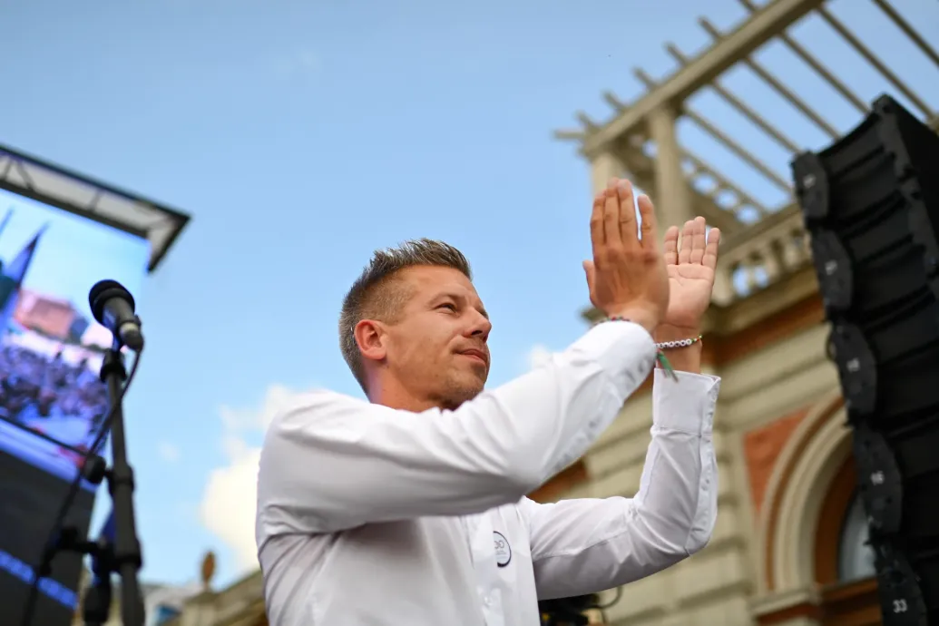 Magyar Péter Tónika-shownak nevezte a közmédia vitáját, és üzent a hírhamisító Papp Dánielnek is